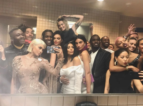 Selfie Pozu Dediğin Kim Kardashian'dan Sorulur Selfie Pozu Dediğin Kim Kardashian'dan Sorulur