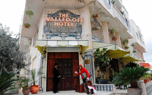 Banksy'den Eleştiri Niteliğinde Bir Otel: Walled Off Hotel Banksy'den Eleştiri Niteliğinde Bir Otel: Walled Off Hotel