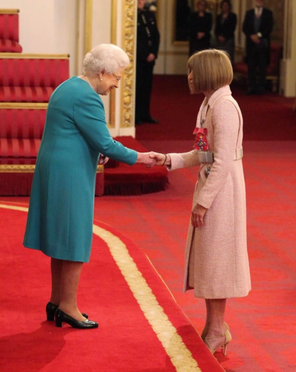 Kraliçe 2.Elizabeth'den Anna Wintour'a Britanya İmparatorluk Nişanı Anna Wintour, Queen Elizabeth