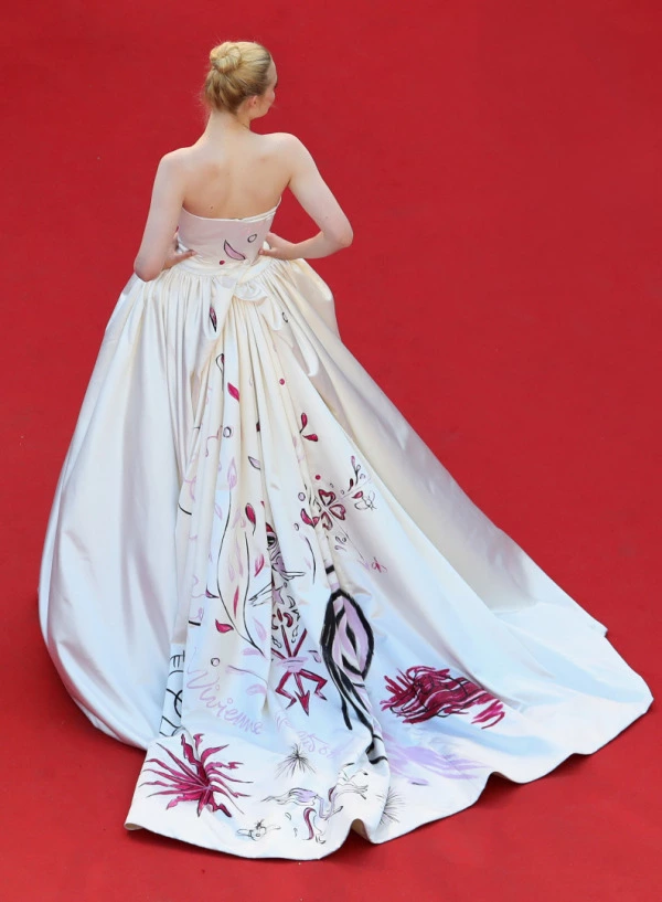 Elle Fanning'in Unicorn Desenli İkonik O-Elbisesi Elle Fanning