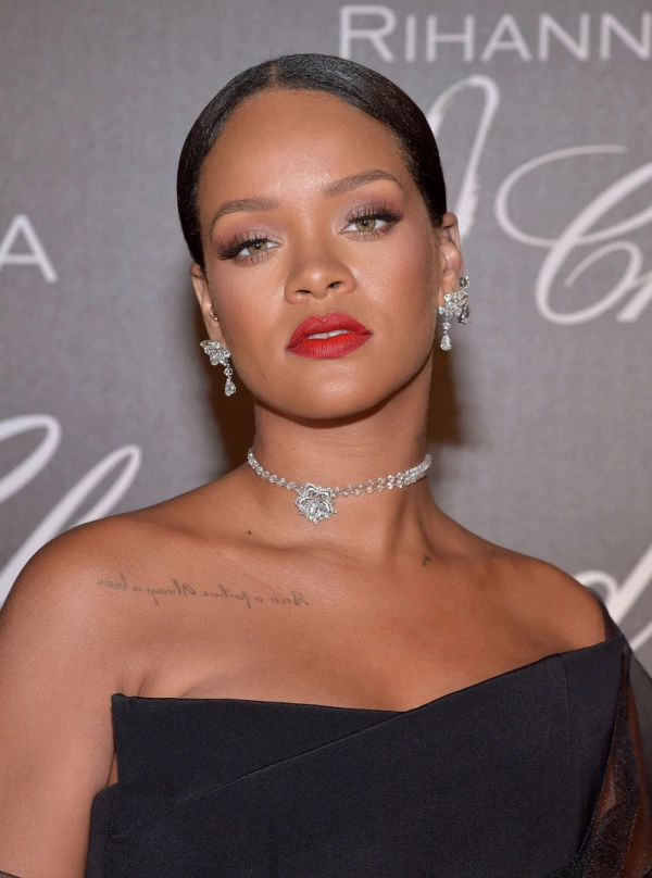 Rihanna’nın Klasikleşmiş Hollywood Güzelliği Rihanna