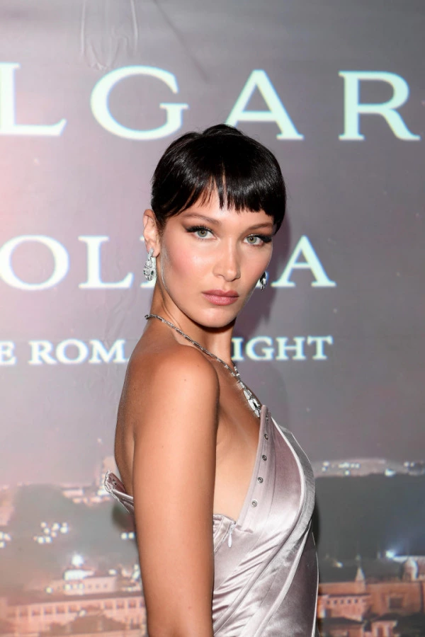 Bulgari Goldea'nın Yıldızı Bella Hadid'in Audrey Hepburn Kahkülleri