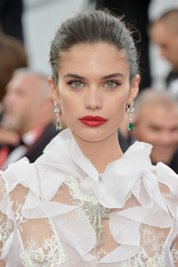 Güzellik İpuçlarıyla Sara Sampaio'nun 5 Kırmızı Halı Makyajı