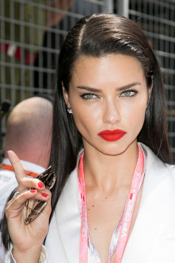 Adriana Lima’nın Klasikleşmiş Kırmızı Dudakları