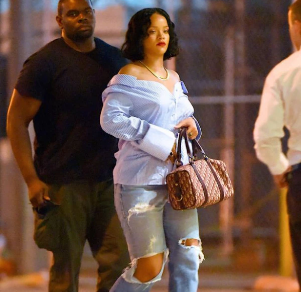 Rihanna'nın Kilolarına Sahip Çıkıyoruz! Rihanna