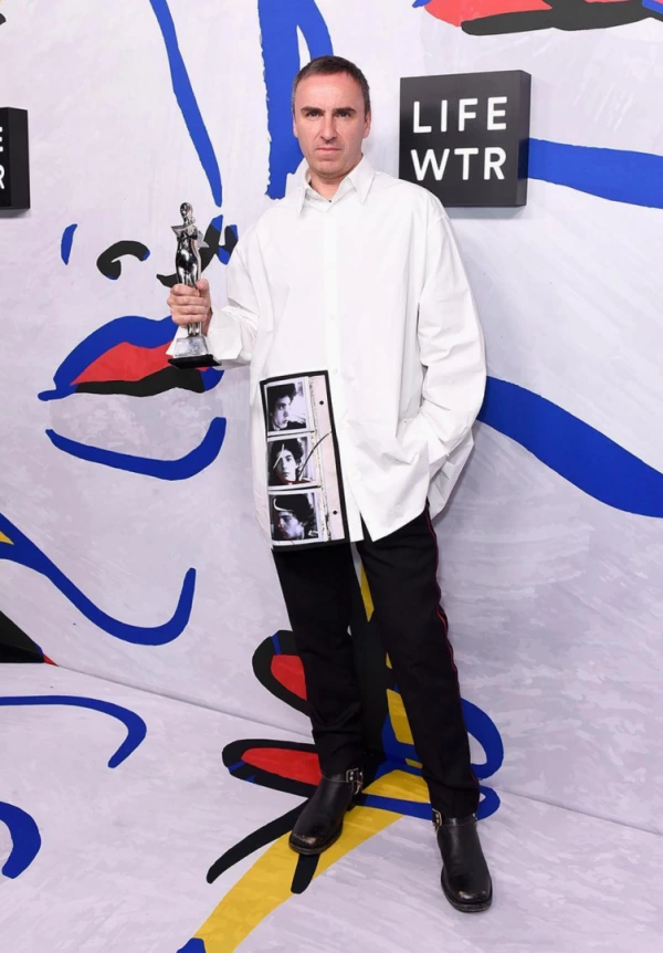 5 Adımda Raf Simons'un Modaya Yön Veren Kariyeri 5 Adımda Raf Simons'un Modaya Yön Veren Kariyeri