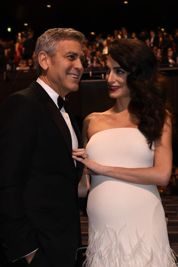 George ve Amal Clooney'nin  İkiz Bebekleri Dünyaya Geldi