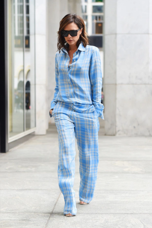 Victoria Beckham'ın Pijama Görünümlü Resmiyeti Victoria Beckham'ın Pijama Görünümlü Resmiyeti