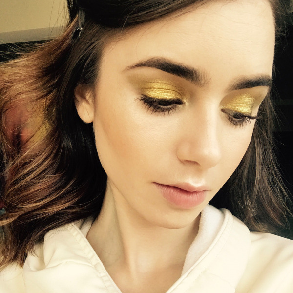 Lily Collins’den Makyajda Gün Işığı Parıltısı