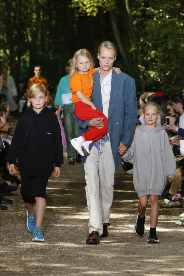 Balenciaga’dan 'Uğruna Yaşanılması Gereken Dünya' Balenciaga’dan 'Uğruna Yaşanılması Gereken Dünya'