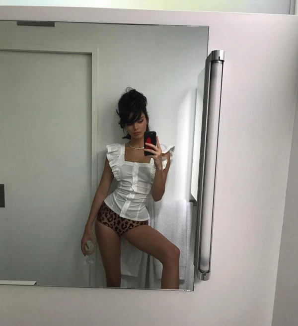 Brigitte Bardot Tavrıyla Kendall Jenner Brigitte Bardot Tavrıyla Kendall Jenner