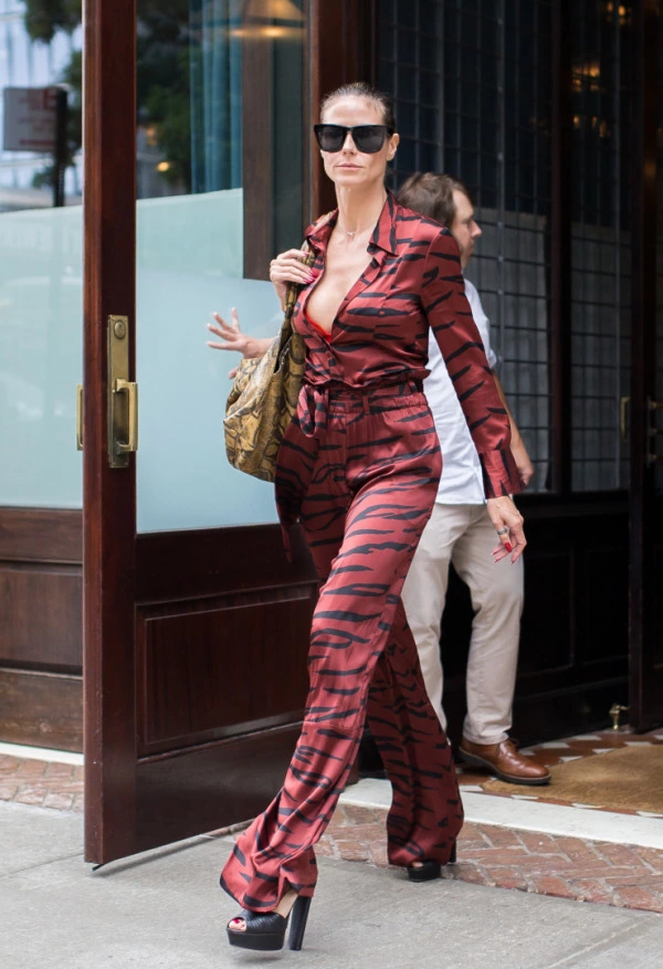 Heidi Klum ve Zebra Desenli Tulumu Heidi Klum ve Zebra Desenli Tulumu