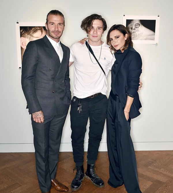 Brooklyn Beckham'ın İlk Fotoğraf Sergisi Brooklyn Beckham'ın İlk Fotoğraf Sergisi