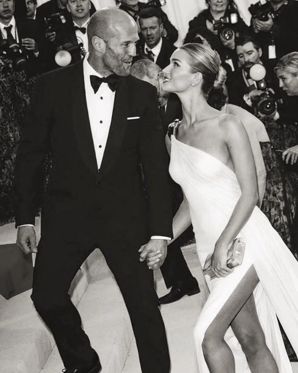 Rosie Huntington-Whiteley İlk Bebeğini Kucağına Aldı Rosie Huntington-Whiteley İlk Bebeğini Kucağına Aldı