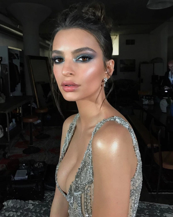 Yaz Tanrıçası: 3 Adımda Işıltılı Cilt Makyajı Emily Ratajkowski