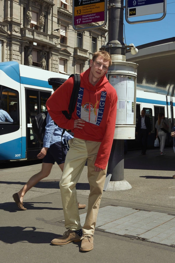 Vetements x Tommy Hilfiger Koleksiyonu Geliyor Vetements x Tommy Hilfiger Koleksiyonu Geliyor