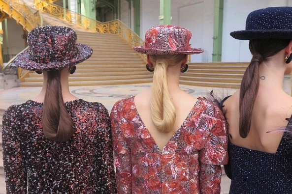 Chanel Kadınının Modern ve Sanatsal Güzelliği Chanel