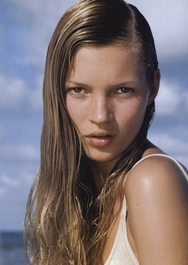 Parlak ve Minimal: Islak Saç Kullanma Kılavuzu Kate Moss