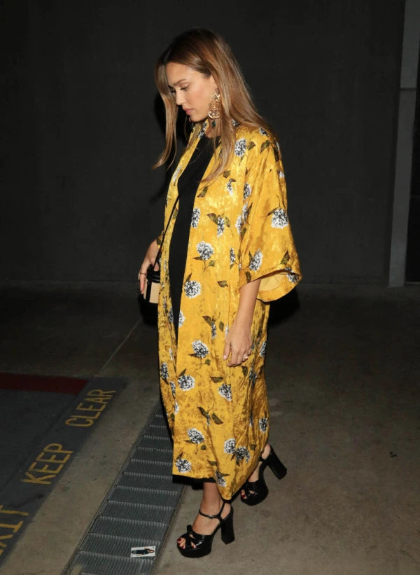 Işıltısı Yüksek Bir Eşlikçi: Kimono Jessica Alba