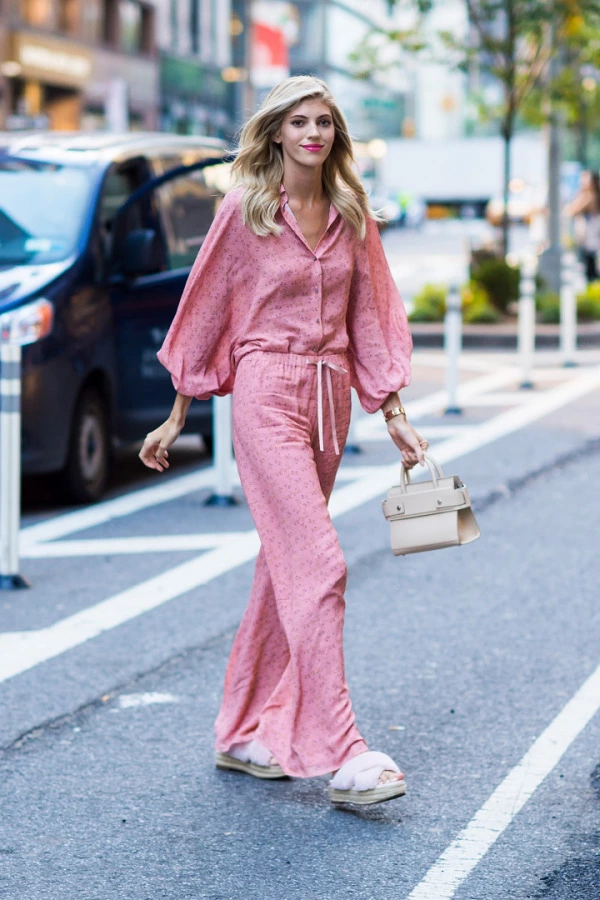 Evdeymişçesine Sokağa Çıkmak Devon Windsor