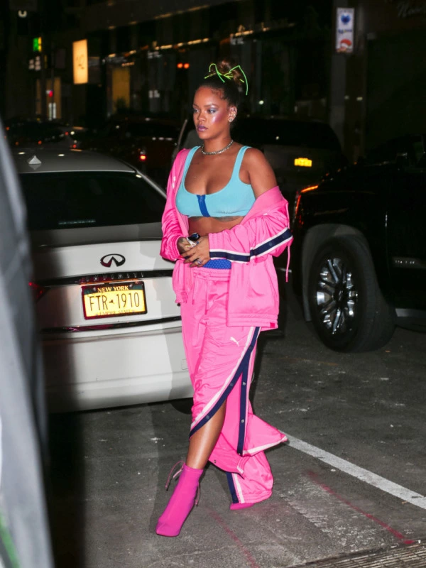 Rihanna'nın Favorisi: Fosforlu Pembe Rihanna