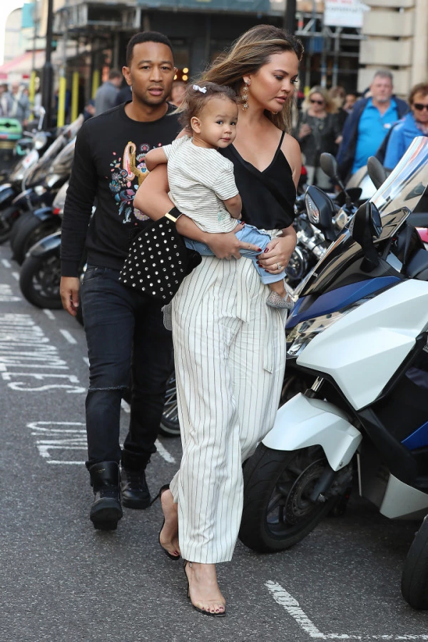 Stil Sahibi Çekirdek Aile: Chrissy, John ve Luna Stil Sahibi Çekirdek Aile: Chrissy, John ve Luna