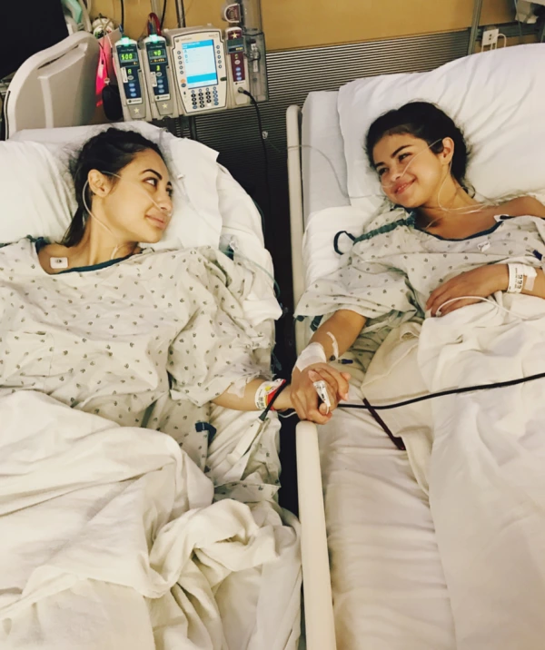 Selena Gomez Böbrek Nakli Olduğunu Açıkladı Selena Gomez