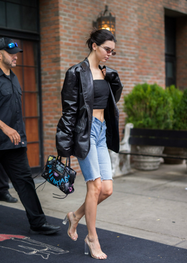 Kendall Jenner, Soho'ya gitmek üzere otelinden ayrılırken.