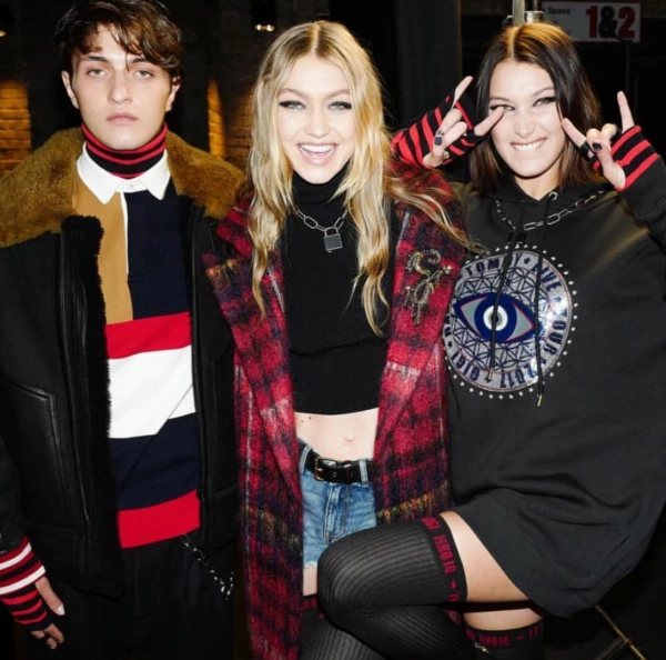 Hadid Kardeşler Aile Boyu Podyumda! Anwar, Gigi, Bella Hadid