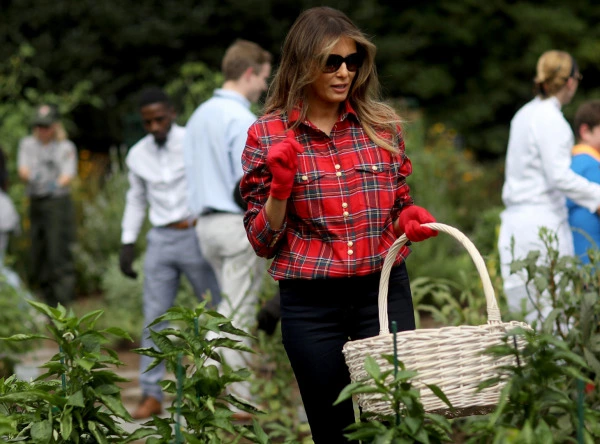 Melania Trump 1380 Dolarlık Gömleğiyle Bahçede Melania Trump