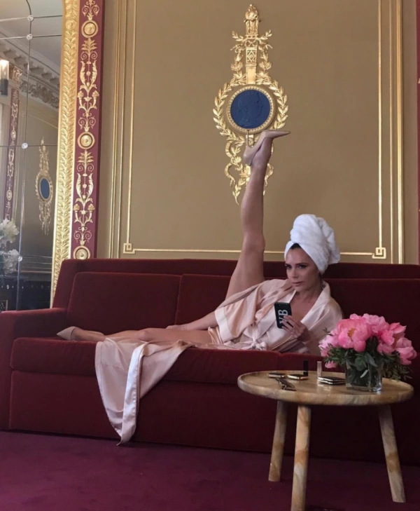 Victoria Beckham'dan İkonik Bacak Pozu Victoria Beckham'dan İkonik Bacak Pozu