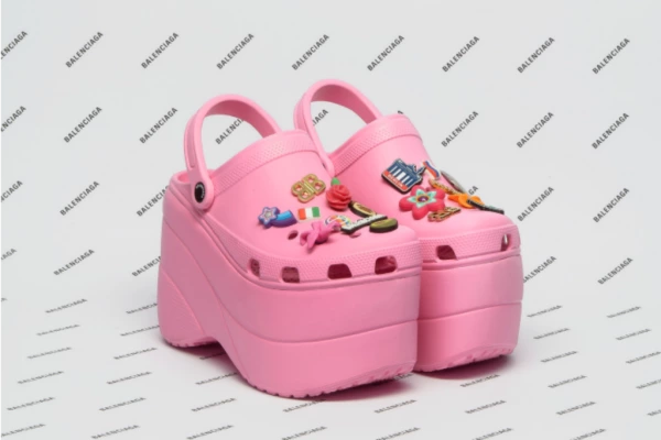 Crocs, Balenciaga ile Yeniden Podyuma İndi Crocs, Balenciaga ile Yeniden Podyuma İndi