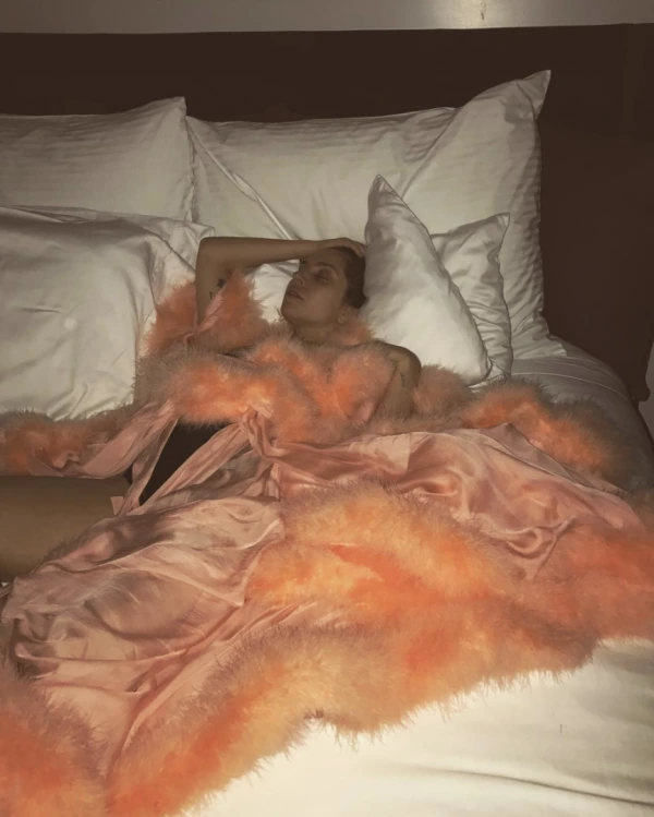 Dersimiz: Meditasyon, Hocamız: Lady Gaga Dersimiz: Meditasyon, Hocamız: Lady Gaga