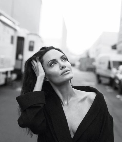 Angelina Jolie: "Bana otel odamda uygunsuz bir teklifte bulundu!"