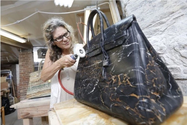 Kavramsal Sanatın Yeni Tuvali: Hermès Birkin Kavramsal Sanatın Yeni Tuvali: Hermès Birkin