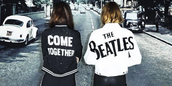 Alice + Olivia x The Beatles ile Güneşli Günler Alice + Olivia x The Beatles ile Güneşli Günler