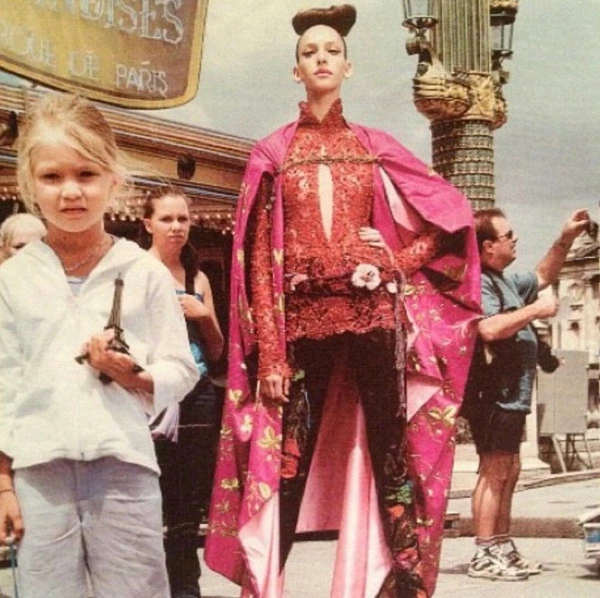 5 Yaşındaki Gigi Kazara Vogue Paris Çekiminde Gigi Hadid