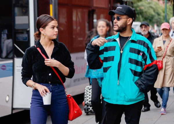 Eski Sevgilisinin Ceketiyle Selena Gomez Eski Sevgilisinin Ceketiyle Selena Gomez