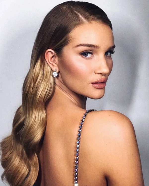 Rosie Huntington Whiteley’in Işıldayan Kırmızı Halı Güzelliği Rosie Huntington Whiteley