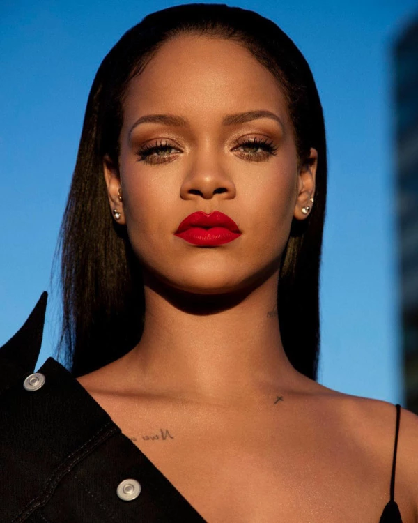 Rihanna'dan Kırmızıya Davet rihanna