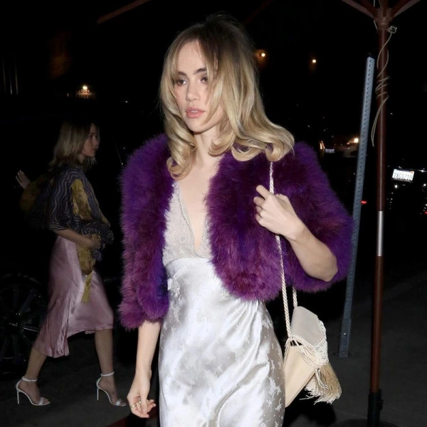 Dramatik Pixie Saçlarıyla Suki Waterhouse Dramatik Pixie Saçlarıyla Suki Waterhouse