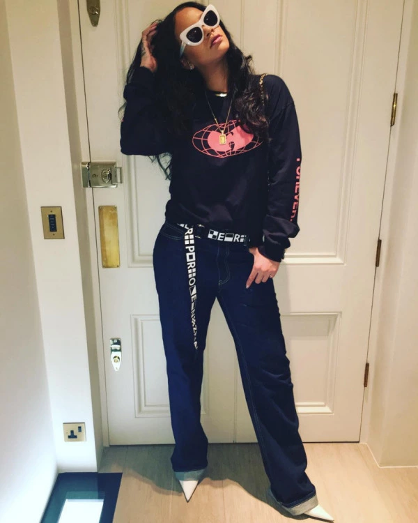 90’lar Hip-Hop Stiliyle Rihanna 90’lar Hip-Hop Stiliyle Rihanna