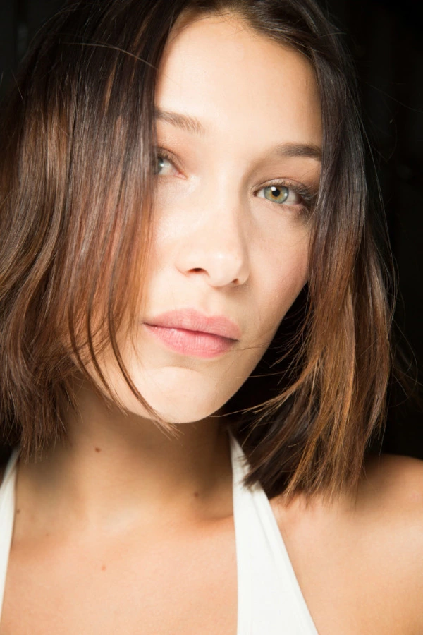 Cildiniz Saklanmasın: En İyi 7 Peeling Serumu bella hadid