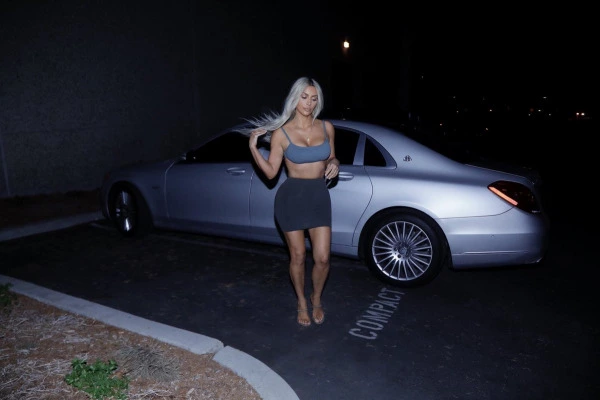 Yeezy Season 6'da Kim Kardashian Farkı Yeezy Season 6'da Kim Kardashian Farkı