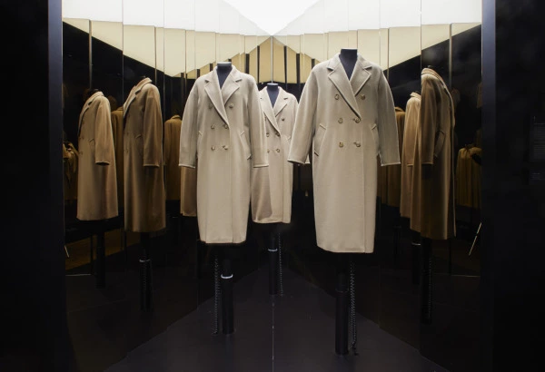 MaxMara’nın İkonik Paltolarına Saygı Duruşu MaxMara’nın İkonik Paltolarına Saygı Duruşu