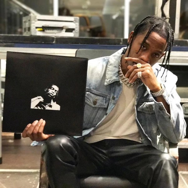 Travis Scott’tan Saint Laurent’e Özel Albüm Travis Scott’tan Saint Laurent’e Özel Albüm