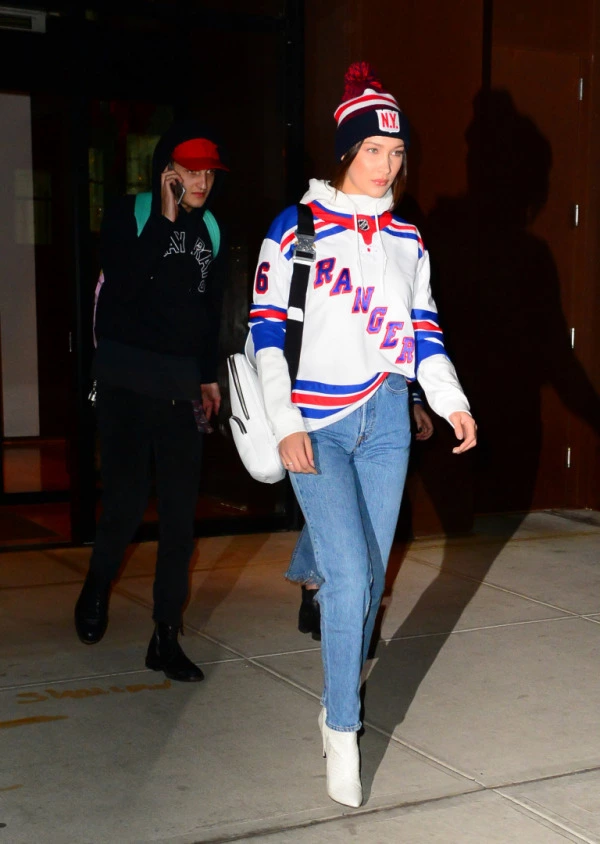 Bella'nın Maç Formülü: Denim, Sweatshirt ve Şapka! Bella Hadid