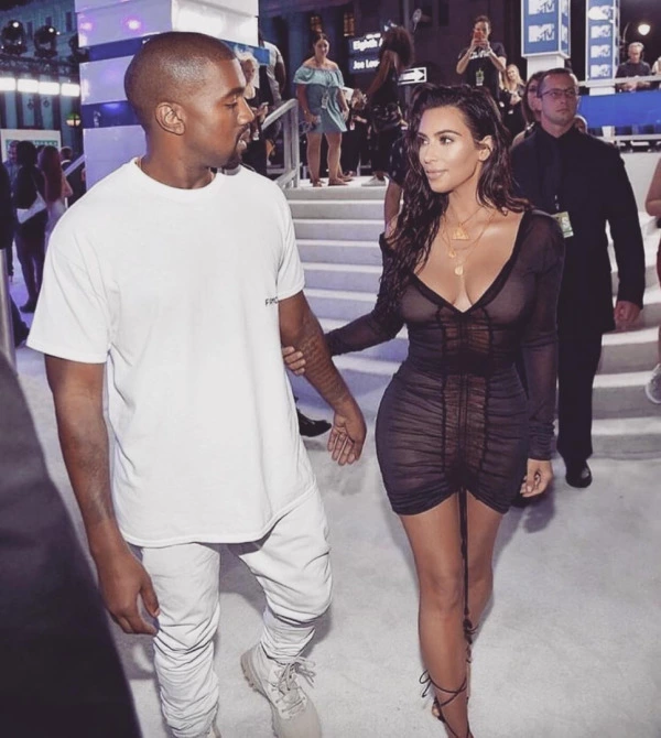 Kanye West'ten Kim Kardashian'a Yılın Hediyesi Kanye West'ten Kim Kardashian'a Yılın Hediyesi