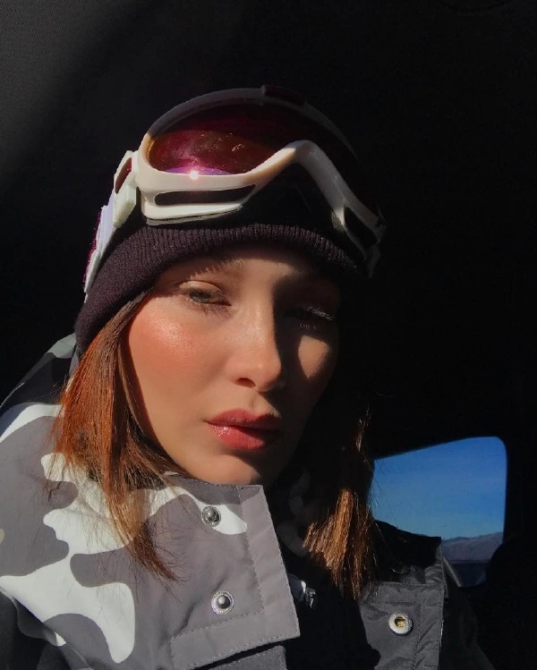 Bella Hadid’in Ferah Aspen Işıltısı bella hadid