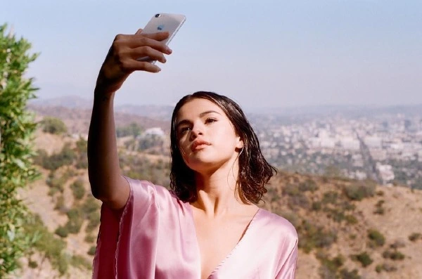 Selena Gomez, Instagram'da 279 Hesabı Takipten Çıkardı Selena Gomez, Instagram'da 279 Hesabı Takipten Çıkardı